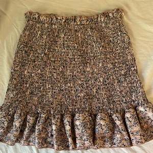 Blommig kjol - Super söt blommig kjol i strl xs/34,  aldrig använd köpte för cirka 149 kr men säljer för 70kr inkl frakt 