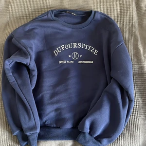 Blå sweatshirt - Blå sweatshirt med tryck köpt från shein. Aldrig använd, inga defekter. Frakt tillkommer!