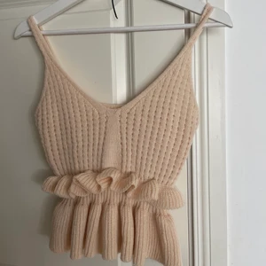 Stickad Volang top  - Jättefin stickad top i en ljusbeige färg, aldrig använd, strl S 💘 100kr