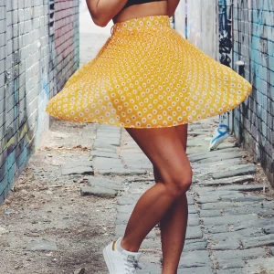 Gul vintage kjol  - Gul kjol köpt vintage i Australien. Storlek 8, motsvarar xs. Tyvärr så har den blivit för liten för mig. Hämtas i uppsala/hagastaden eller postas! 