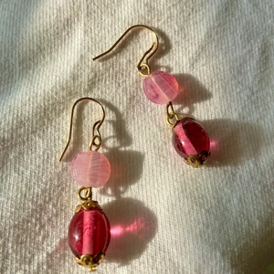 Rosa örhängen - Söta klassiska örhängen med silverplaterad krok🌸 betalning via swish 🌸 kan mötas upp eller skicka i kuvert på posten, porto 13 kr :)🌸 mängdrabatt om du vill köpa fler!