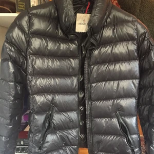 Moncler puffer jacket - Svart moncler jacka i strl US 2. Använd ett fåtal gånger. Mycket gott skick, saknar dock kapuschong. 