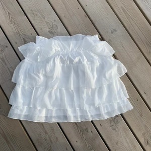 Vit volangkjol - Vit volangkjol som jag tyvärr inte använder. Skriv vid frågor