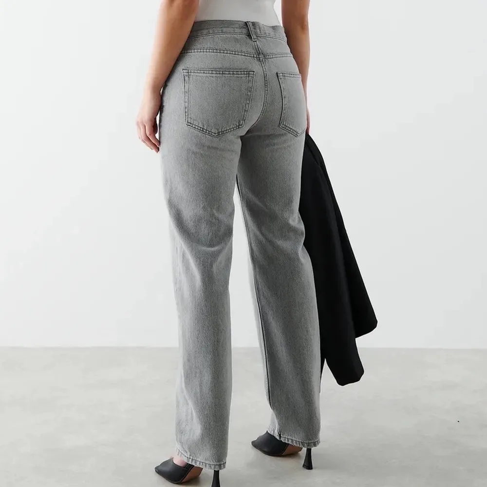 Lågmidjade gråa jeans från Gina tricot. Strl 40. Säljer pga de är för stora. 🤍 högsta bud : 320kr💓. Jeans & Byxor.