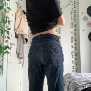 mörka jeans  - såljer dessa supercoola jeansen då de är för korta i benen enligt mig (jag är 170cm) skulle säga att dem sitter som en S-M