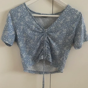 Blå blommig topp - Säljer min blommiga topp ifrån shein. Använd fåtal gånger. Nypris: 49kr säljer för 20kr. Storlek: S