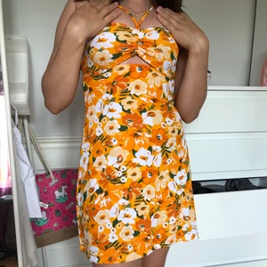 Somrig H&M klänning storlek S - Väldigt vacker och somrig klänning. Perfekt för dig som gillar orange och blommor. Men även för dig som älskar klänningar. Personen på bilden är 163,5. Storlek S. 