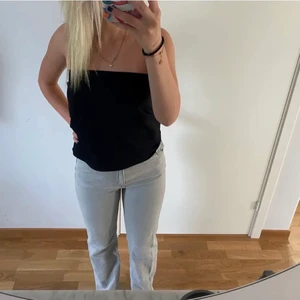gråa jeans - Gråa straight jeans från weekday i storlek 26/30. Säljer då dom it används längre 