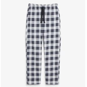 Pyjamasbyxor - Säljer dessa helt oanvända pyjamasbyxor från Kappahl, råkade köpa i fel storlek o därför är de för stor, sitter annars jätte bra.