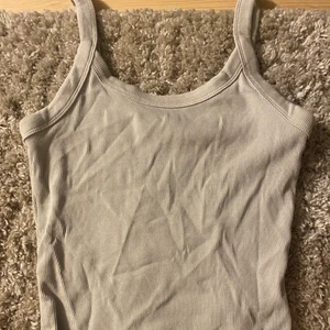 Linne  - Ett snyggt linne , säljer då jag har två av den. Stl m. Bra skick. 