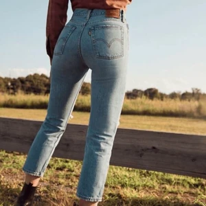 Levis 501 - Nya levis 501:or. Har burits en gång därför säljs dem då dem inte kommer till användning. jeansen är storlek W28 L30. Frågor eller fler bilder på jeansen kan tas privat. Kan posta eller mötas upp i centrala sthlm💗 