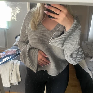 Ribbad tröja  - Ribbad grå tröja från bikbok med utsvängda armar