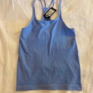 Panos Emporio träningslinne ny med lapparna kvar - Helt ny med lapparna kvar, nypris 300kr Är storlek xs/s, men är en lös modell så passar även medium beroende på hur tight man vill ha den.