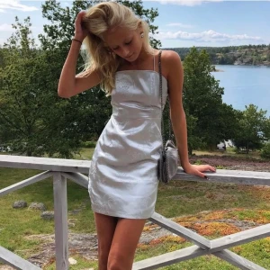 Silkes klänning - Säljer fin silkesklänning med knytning i ryggen <3 bra skick