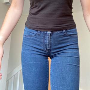 Snygga jeans med dragkedja på baksidan som går att öppna och stänga. Tveka inte på att höra av er🥰