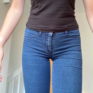 Object jeans 26 - Snygga jeans med dragkedja på baksidan som går att öppna och stänga. Tveka inte på att höra av er🥰
