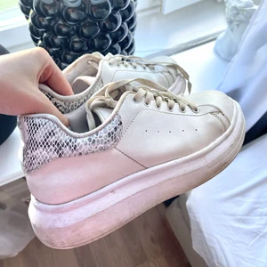 Chunky sneakers - Vita sneakers. Använda men i fint skick! Kan slänga in dom i tvättmaskinen om det önskas 