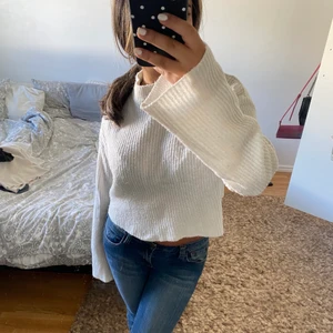 Vit stickad tröja  - Vit stickad tröja med volangärmar ❤️❤️ superfin 