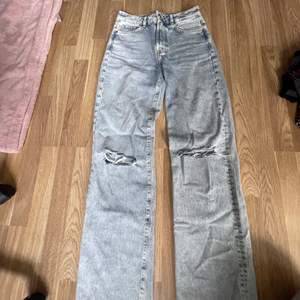 Ljusblåa jeans från Bikbok, nästintill aldrig använda. Säljes pga. för små. Väldigt bekävma och snygga jeans som är bra i längden för mig som är 180cm lång. Nypris 599.