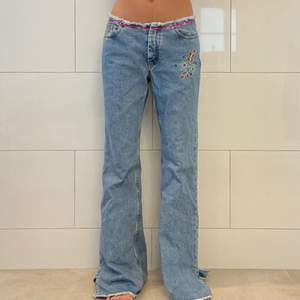Söta broderade lågmidjade jeans med paljetter från United Colors of Benetton💞 Köpta second hand med lite slitna paljetter annars väldigt bra skick✨ Storlek 36, 80cm midjemått och 78cm innerbenslängd💓