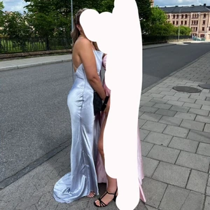 Bal klänning  - Lång blå sidenklänning med släp och slitts. Endast använd ett tillfälle.