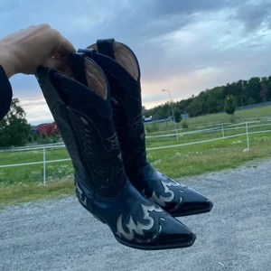 Cowboy boots intressekoll - Intressekoll, storlek 38, passar 37  Gjorda i Mexico, köpta second hand 
