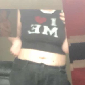 I <3 me ! - I love me topp från h&m, använd kanske två gånger så helt perfekt skick, trycket är alltså menat att se ”slitet” ut. frakt på 45kr!