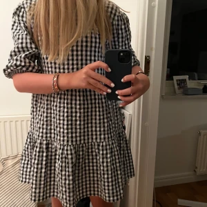 Klänning - Säljer min super fina och jätte trändiga klänning från hm. Klänningen köptes förra sommaren men andvändes bara ett få tal gånger! (Köpare betalar frakt) ( om du vill ha mått skriv privat)