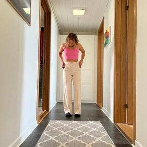 Madlady kostymbyxor nya! - Säljer dessa helt oanvända kostymbyxor från madlady då jag har dubbletter, så fina! Storlek 36 l30, det är deras nyaste modell av kostymbyxor. Utan fickor! Inte genomskinliga. Frakt tillkommer! Kan även mötas upp. 🧡