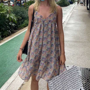 Klänning - Klänning köpt i Frankrike med justerbara band använd endast en gång!