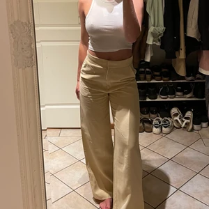 Gula kostymbyxor - Gula kostymbyxor från H&M. Aldrig använda pga lite försmå. Passar XS eller liten S (jag är S och sitter lite tight i midjan)