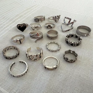 Silverringar - Ett set med 17 så snygga silvriga ringar!!💘✧･ﾟ* de är olika storlekar och varierar i diameter från 15-19 mm ♡ kontakta mig privat vid frågor & funderingar 💋 köparen står för frakt!