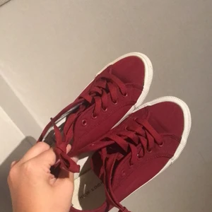 Sneakers - Vinröda sneakers från new look helt nya, aldrig använd. 