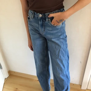 Jeans från Kappahl 💫 - ‼️Köp inte här, utan skriv i DM och köp där‼️ Jeans från Kappahl i strl. 152. De är i jättefint skick och jag har inte använt dem många gånger. De är mörkblåa och har skön passform. Priset är 50 kr + frakt som är 49 kr. Priset kan gå att sänka i vissa fall.