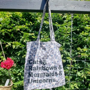 Tote bag  - Supergullig tygväska. Har tyvärr gulnat lite på banden men är annars i fint skick. Skickar både spårbart och icke spårbart.