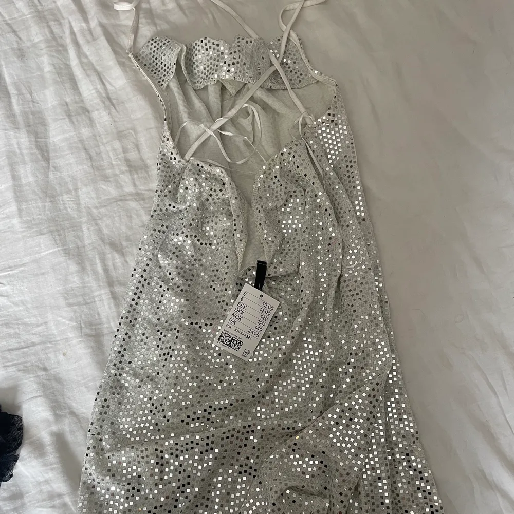 Glittrig klänning från HM, använd 1 gång, lappen sitter kvar🦋. Klänningar.