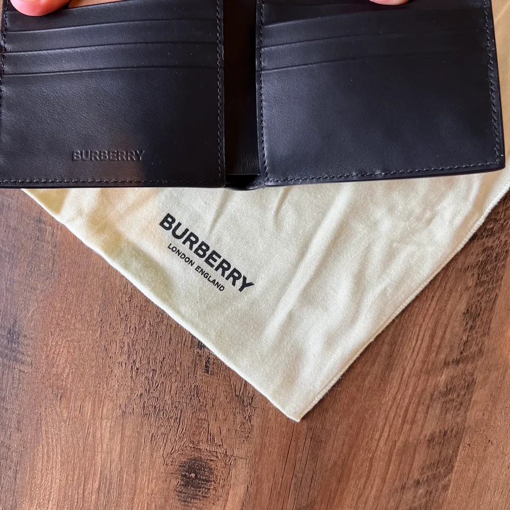 Helt ny burberry plånbok med skiftande mönster. Utsidan är Polyuretanen och insidan äkta läder. Köpt på farfetch för 3500  Skickas spårbart med PostNord för 59kr Kom gärna med bud:). Accessoarer.