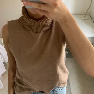 Mörkbeige topp - Jättefin brun/beige topp med polo från zara💕 köpt här på plick & bilderna är från förra säljaren