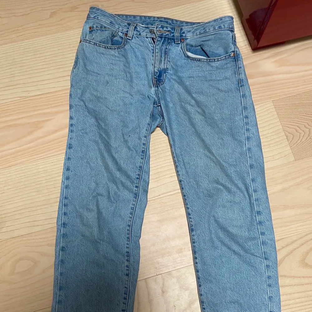 Dessa grå vailent jeans är tyvär för små för mig och den första bilden är den ända bilden jag har på mig, med dom på. Jeansen är väldigt bekväma och är i okej skick😁Frakt ingår inte i priset! . Jeans & Byxor.