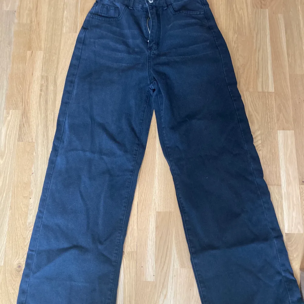 Säljer mina jeans då jag inte känner att modellen är för mig. Alla är helt oanvända och bara legat i min garderob. . Jeans & Byxor.