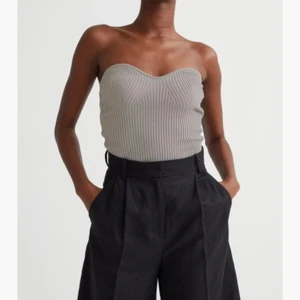 tubtopp ifrån hm - beige/grå tubtopp ifrån hm, i strl xs, aldrig använd, köpt för 199kr men säljer för 99kr + frakt💓☺️