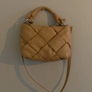 Väska från and other stories - Fin beige väska från and other stories. Använd typ 10 gånger. 