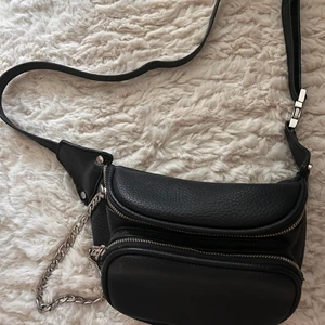 Väska  - Fin midjeväska med kedja på, sjukt skön och ha på o man bli chockad över hur mycket som får plats