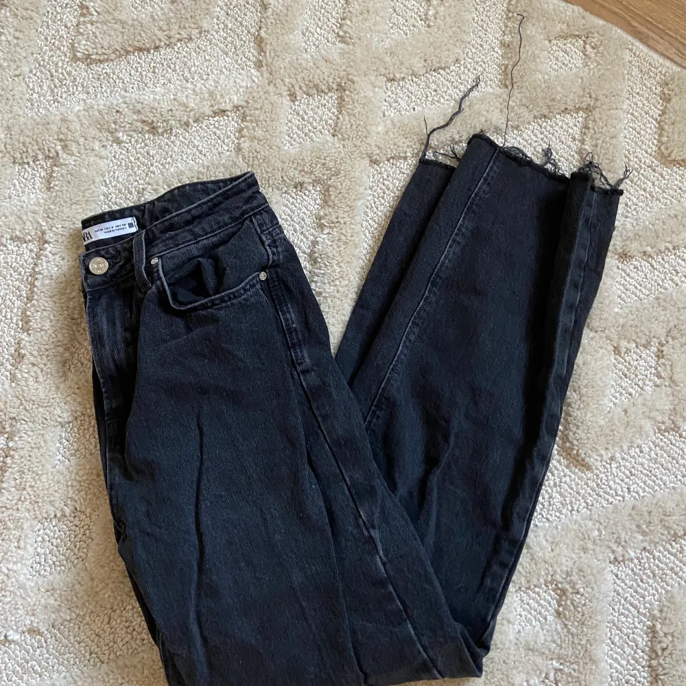 Så fina svarta vida jeans från Zara, något korta på mig som är 174 så skulle nog vara perfekta på dig som är lite kortare🥰  kan även byta på liknande i större storlek . Jeans & Byxor.