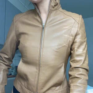 brun skinnjacka - ljusbrun skinnjacka (mer brun i verkligheten än på bilden) köpt på sellpy. tyvärr för tajt på mig men sitter väldigt fint på