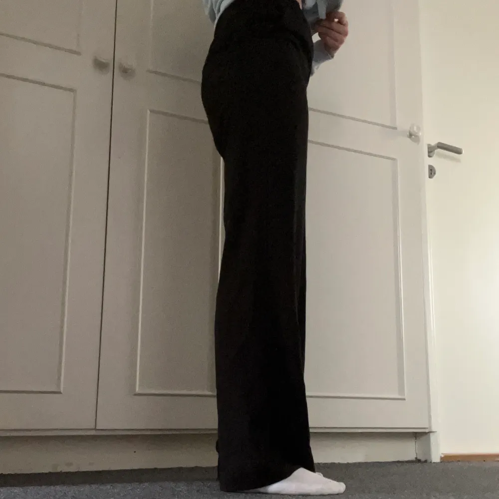 Ett par svarta byxor i mjukistyg från hm. De är använda ett par fåtal gånger bara. De är bra i längd på mig som är 164 cm.. Farkut & Housut.