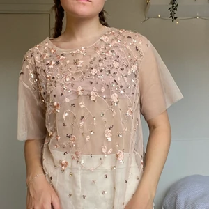 Tshirt glitter - En beige lite oversized mesh t-shirt med broderade ”blommor” och paljetter. Fintvätt. ✨