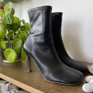Square-toe (wide-toe) high heels. Very comfortable, faux leather. 39 but can fit 40