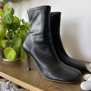 Square-toe heels - Square-toe (wide-toe) high heels. Very comfortable, faux leather. 39 but can fit 40