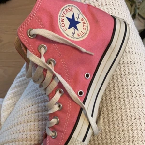 Converse - jätte fina converse endast använda fåtal gånger. Storlek 39,5 säljer för 350 kr eller kom med rimliga bud 